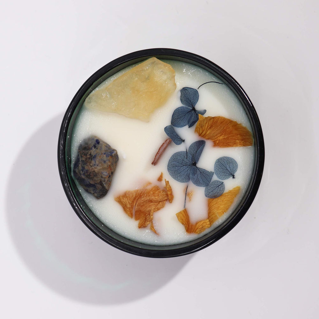 Aromatherapy candle with Citrine Sodalite and dried flowers